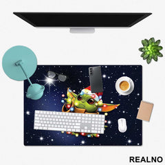 Baby Yoda Playing With Christmas Lights - Mandalorian - Star Wars - Podmetač za sto