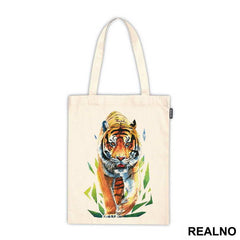Tiger Walking Over Leaves - Životinje
