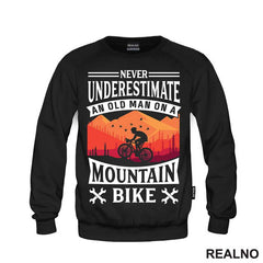 Never Underestimate An Old Man On A - Bickilovi - Bike - Majica