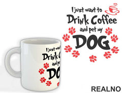 I Juts Want To Drink Coffee And Pet My Dog - Pas - Šolja