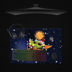 Baby Yoda Playing With Christmas Lights - Mandalorian - Star Wars - Podmetač za sto