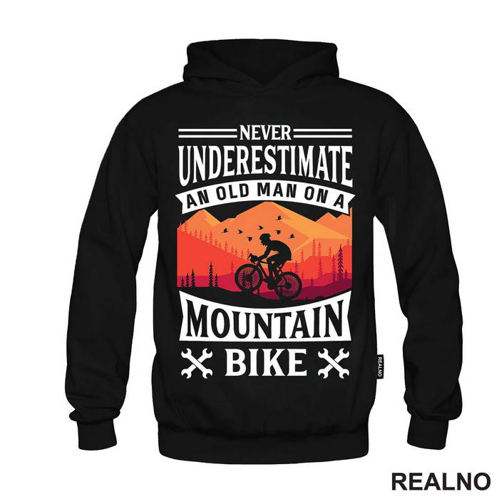 Never Underestimate An Old Man On A - Bickilovi - Bike - Majica