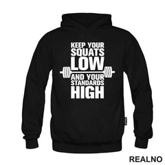 Keep Your Squats Low And Your Standards High - Trening - Majica