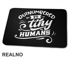 Outnumbered By Tiny Humans - Humor - Mama i Tata - Ljubav - Podloga za miš