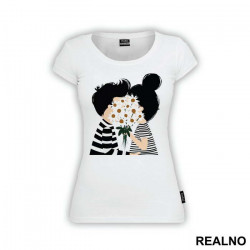 Couple Kissing Behind Daisies - Ljubav - Majica