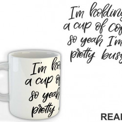 I'm Holding A Cup Of Coffee So Yeah I'm Pretty Busy - Humor - Šolja I'm Holding A Cup Of Coffee So Yeah I'm Pretty Busy - Humor - Šolja